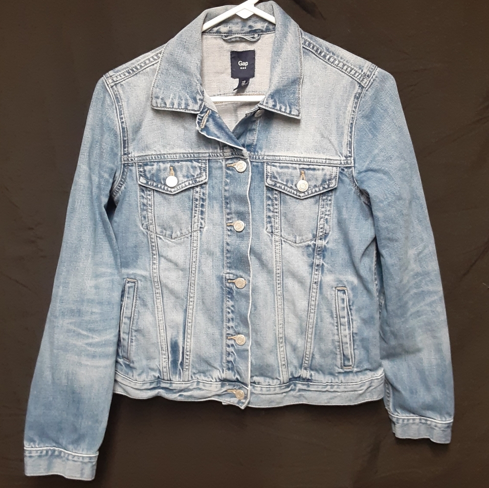 GAP JEAN JACKET LIGHT WASH 2017 DISTRESSED BUTTON UP DENIM WOMENS SIZE MEDIUM.